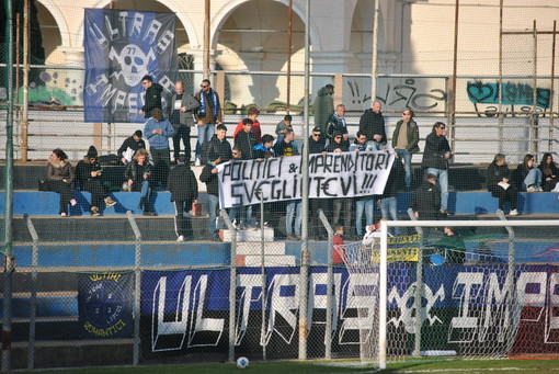 Lo striscione esposto dagli Ultras durante la partita col Derthona (Foto Fantomas)