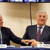 Claudio Scajola primo firmatario del manifesto di adesione al Partito popolare europeo dei movimenti civici (video) Claudio Scajola primo firmatario del manifesto di adesione al Partito popolare europeo dei movimenti civici (video)