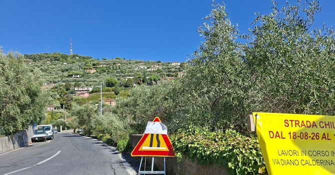 Nuova viabilità per i lavori della rotatoria, in via Diano Calderina il  senso unico ma c’è chi continua a percorrerla contromano