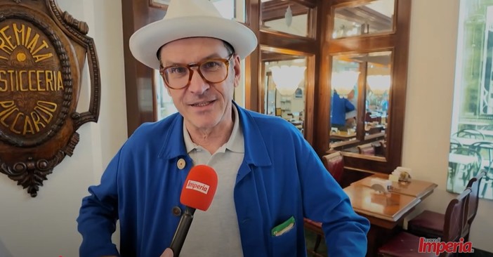 Imperia, Benedusi capovolge il mondo: arte e visione al Caffè Piccardo Imperia, Benedusi capovolge il mondo: arte e visione al Caffè Piccardo