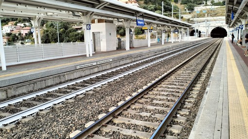 Nuovi disagi in vista per chi viaggia in treno, il 19 marzo stop al trasporto ferroviario