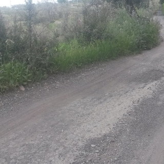 Foto di una strada a Poggi nel 2016