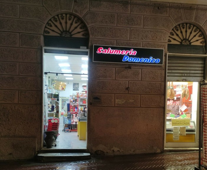 Furto notturno di frutta e verdura davanti a una salumeria di Porto Maurizio
