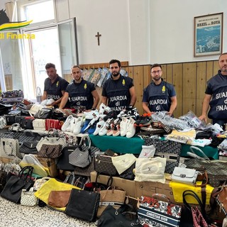 Maxi sequestro di patacche destinate al Mercato di Ventimiglia: la Finanza toglie 900 pezzi a 12 venditori abusivi Maxi sequestro di patacche destinate al Mercato di Ventimiglia: la Finanza toglie 900 pezzi a 12 venditori abusivi