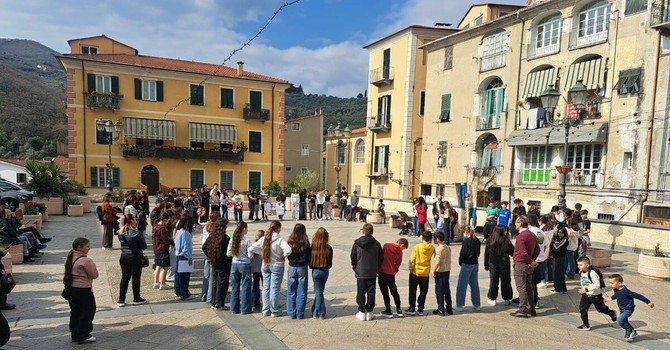 Pontedassio, giovani studenti in piazza per ricordare le vittime delle mafie Pontedassio, giovani studenti in piazza per ricordare le vittime delle mafie