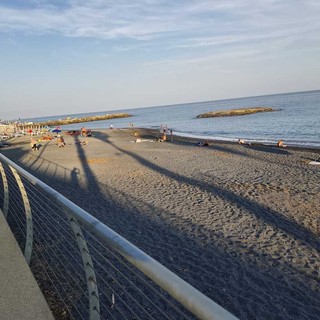 Imperia, individuato e denunciato dalla polizia locale il presunto autore dei furti sulle spiagge