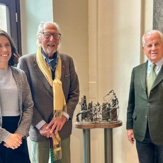 &quot;Abbraccio alle due Città”, la scultura di Elio Lentini celebra l'unità di Imperia