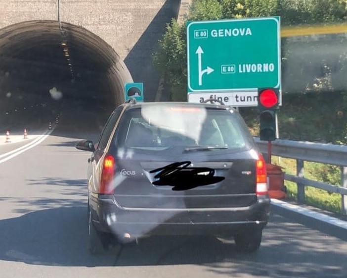 Semaforo in autostrada, Aspi: “Non è sulla carreggiata, è uno svincolo, serve a garantire il traffico a senso alternato mentre è in corso un'ispezione di sicurezza in galleria” Semaforo in autostrada, Aspi: “Non è sulla carreggiata, è uno svincolo, serve a garantire il traffico a senso alternato mentre è in corso un'ispezione di sicurezza in galleria”