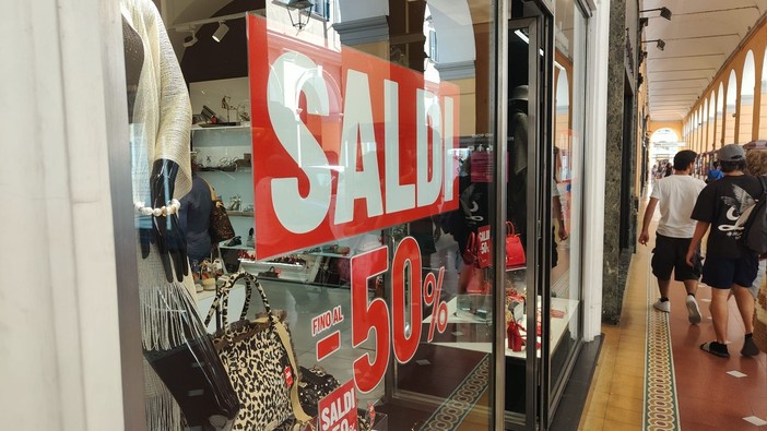 Imperia, al via i saldi estivi tra nuove abitudini di consumo e crisi del commercio