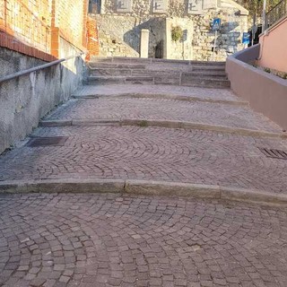 Salita Frati Minimi, marcia indietro del Comune sui gradoni: saranno modificati per consentire il passaggio di passeggini e carrozzine