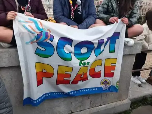 Una staffetta per la pace attraversa la Liguria: scout in cammino da Ventimiglia a Sarzana