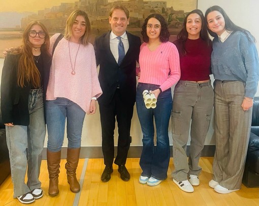 Quattro studentesse del liceo scientifico di Pieve di Teco premiate come vincitrici del concorso dedicato al Giorno della Memoria Quattro studentesse del liceo scientifico di Pieve di Teco premiate come vincitrici del concorso dedicato al Giorno della Memoria
