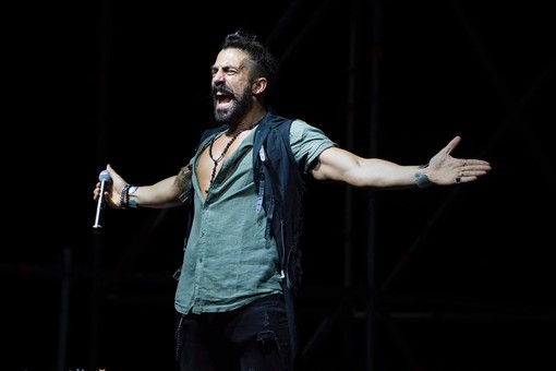 Concerto di Simone Alessio in piazza della Chiesa Vecchia al Parasio di Imperia Concerto di Simone Alessio in piazza della Chiesa Vecchia al Parasio di Imperia