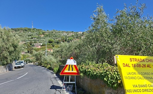 Nuova viabilità per i lavori della rotatoria, in via Diano Calderina il senso unico ma c’è chi continua a percorrerla contromano Nuova viabilità per i lavori della rotatoria, in via Diano Calderina il senso unico ma c’è chi continua a percorrerla contromano