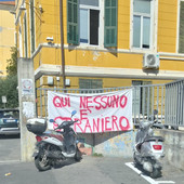 Striscione "Qui nessuno è straniero" anche a Imperia: all'Amoretti la protesta contro il tetto agli alunni stranieri