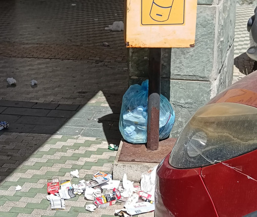 Rifiuti abbandonati in via Foce, "Servono più cestini" Rifiuti abbandonati in via Foce, "Servono più cestini"