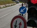 Un semaforo sulla Statale 28 provoca code, dieci minuti d’attesa per proseguire il viaggio