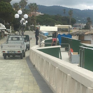 Coronavirus, Diano Marina: montate le strutture dei primi lidi, ma ancora niente ombrelloni e lettini (Foto)