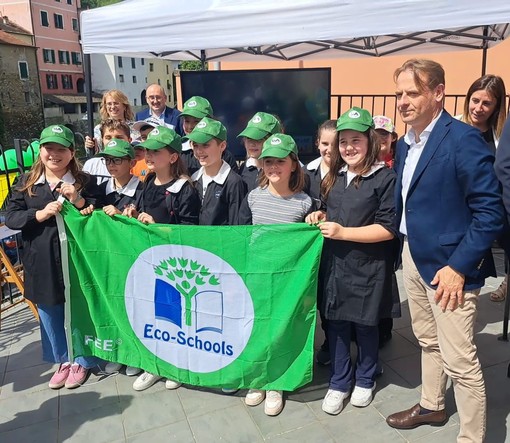 L'Assessore Regionale Marco Scajola a Borgomaro per la consegna della Bandiera Verde alla scuola primaria L'Assessore Regionale Marco Scajola a Borgomaro per la consegna della Bandiera Verde alla scuola primaria