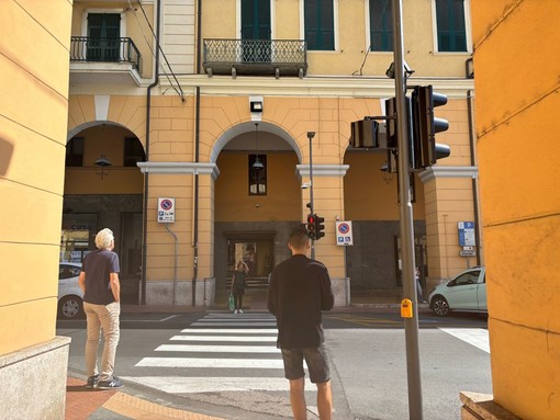 Il semaforo 'intelligente' di piazza Dante che manda in tilt pedoni, automobilisti… e la pazienza degli imperiesi Il semaforo 'intelligente' di piazza Dante che manda in tilt pedoni, automobilisti… e la pazienza degli imperiesi