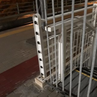 Imperia: la rabbia dei pendolari alla stazione, "Non si può accedere al parcheggio dai binari", la replica "Non è un passaggio a uso pubblico"
