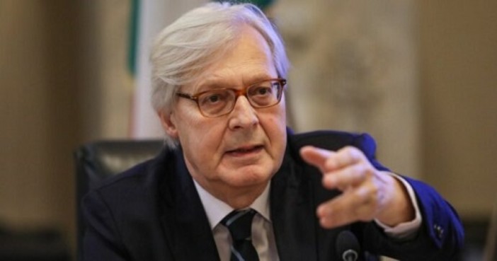 Colpo di scena, Sgarbi indagato a Imperia si è dimesso