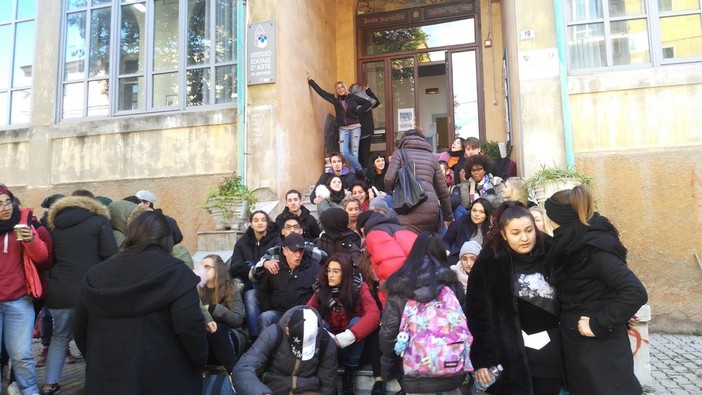 Imperia: freddo nelle aule dell'Artistico. Gli studenti escono fuori dalla scuola "Temperature di 15 gradi" Imperia: freddo nelle aule dell'Artistico. Gli studenti escono fuori dalla scuola "Temperature di 15 gradi"