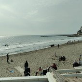 Imperia, primavera in anticipo: primi bagnanti della stagione sulla Spiaggia d'Oro Imperia, primavera in anticipo: primi bagnanti della stagione sulla Spiaggia d'Oro
