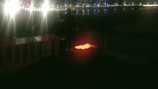 Caretta caretta, la schiusa prosegue: nuove tartarughe marine raggiungono il mare sotto la luce dell’eclissi