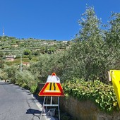 Nuova viabilità per i lavori della rotatoria, in via Diano Calderina il  senso unico ma c’è chi continua a percorrerla contromano