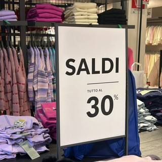 Diano Marina, saldi invernali: giro di vite della polizia locale Diano Marina, saldi invernali: giro di vite della polizia locale