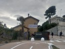 "Sandro Pertini, via della Liberazione",  striscione appare sul casello e riaccende le polemiche sull'intitolazione della ciclabile