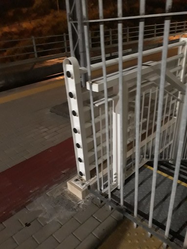Imperia: la rabbia dei pendolari alla stazione, "Non si può accedere al parcheggio dai binari", la replica "Non è un passaggio a uso pubblico" Imperia: la rabbia dei pendolari alla stazione, "Non si può accedere al parcheggio dai binari", la replica "Non è un passaggio a uso pubblico"