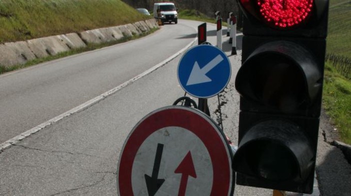 Un semaforo sulla Statale 28 provoca code, dieci minuti d’attesa per proseguire il viaggio