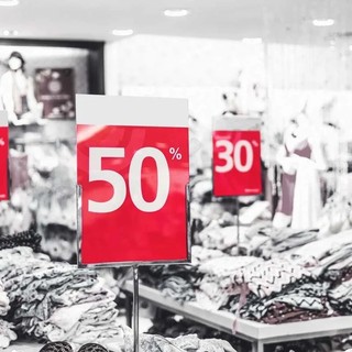 ACCADDE OGGI, 18 AGOSTO 1984. Via ai saldi: partenza a rilento nonostante ribassi al 50%