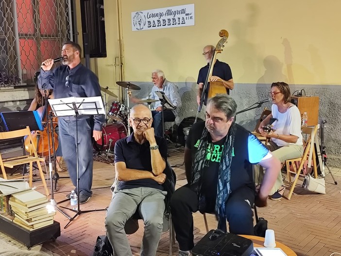 Libri e musica, un successo le presentazioni nella piazzetta di via antica dell’Ospizio a Imperia Libri e musica, un successo le presentazioni nella piazzetta di via antica dell’Ospizio a Imperia