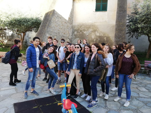 Imperia: scambio culturale tra Liceo linguistico Amoretti e Liceo Notre-Dame di Charlieu Imperia: scambio culturale tra Liceo linguistico Amoretti e Liceo Notre-Dame di Charlieu