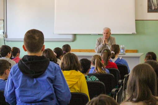 Imperia, alunni a scuola di politica con il sindaco Claudio Scajola Imperia, alunni a scuola di politica con il sindaco Claudio Scajola