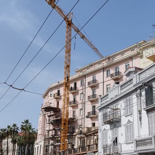 Sanremo, in piazza Cesare Battisti uomo sale su una gru e minaccia di buttarsi nel vuoto