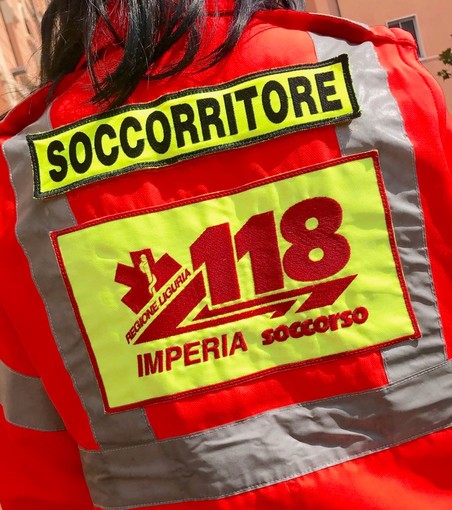 Pieve di Teco: in retromarcia investe una ragazza. Trasportata al Santa Corona in codice rosso