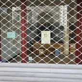 A Oneglia si abbassa un’altra serranda storica: chiude il Jolly Caffè di via Alfieri