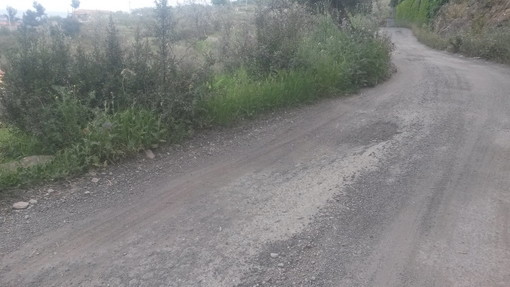 Foto di una strada a Poggi nel 2016