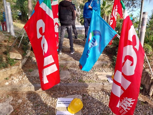 Imperia, presidio di ieri davanti alla Prefettura, Cgil e Uil: "Basta morti sul lavoro!" Imperia, presidio di ieri davanti alla Prefettura, Cgil e Uil: "Basta morti sul lavoro!"