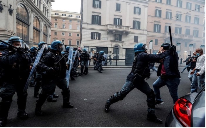 Gli scontri di Roma (foto TG24 Sky)