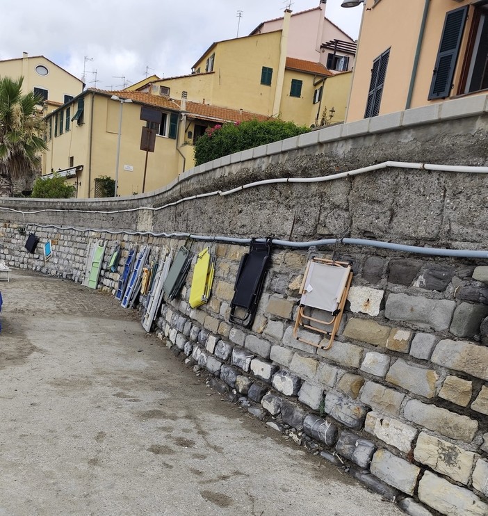 Sedie a sdraio e lettini incatenati alla Foce di Imperia Sedie a sdraio e lettini incatenati alla Foce di Imperia