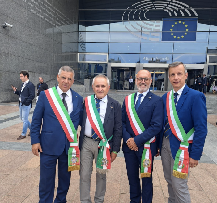Sindaci dell’entroterra a Bruxelles: l’Europa apre nuove prospettive per coesione sociale e rigenerazione urbana Sindaci dell’entroterra a Bruxelles: l’Europa apre nuove prospettive per coesione sociale e rigenerazione urbana