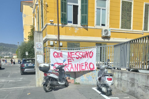 Striscione "Qui nessuno è straniero" anche a Imperia: all'Amoretti la protesta contro il tetto agli alunni stranieri Striscione "Qui nessuno è straniero" anche a Imperia: all'Amoretti la protesta contro il tetto agli alunni stranieri