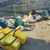 LA SEGNALAZIONE. L'area alle spalle del comando di polizia municipale invasa da mastelli e rifiuti sotto gli occhi delle telecamere LA SEGNALAZIONE. L'area alle spalle del comando di polizia municipale invasa da mastelli e rifiuti sotto gli occhi delle telecamere