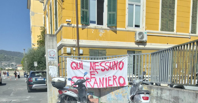Striscione "Qui nessuno è straniero" anche a Imperia: all'Amoretti la protesta contro il tetto agli alunni stranieri