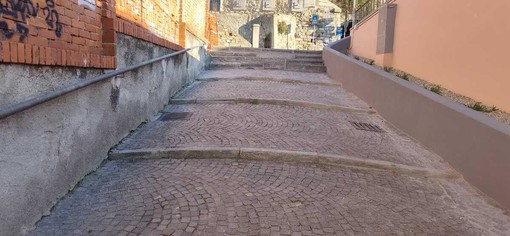 Salita Frati Minimi, marcia indietro del Comune sui gradoni: saranno modificati per consentire il passaggio di passeggini e carrozzine Salita Frati Minimi, marcia indietro del Comune sui gradoni: saranno modificati per consentire il passaggio di passeggini e carrozzine